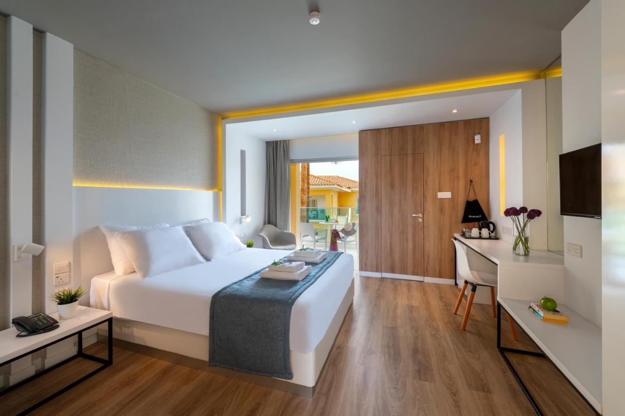 Double Room with Partial Sea View