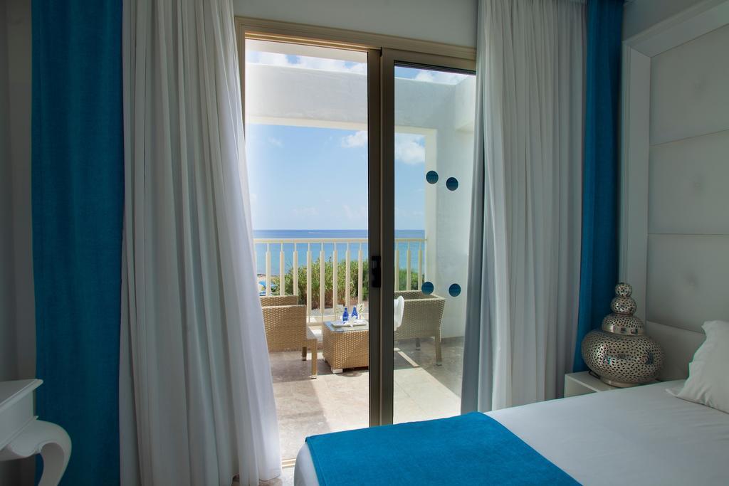 Villa mit 4 Schlafzimmern, Meerblick und privatem Pool