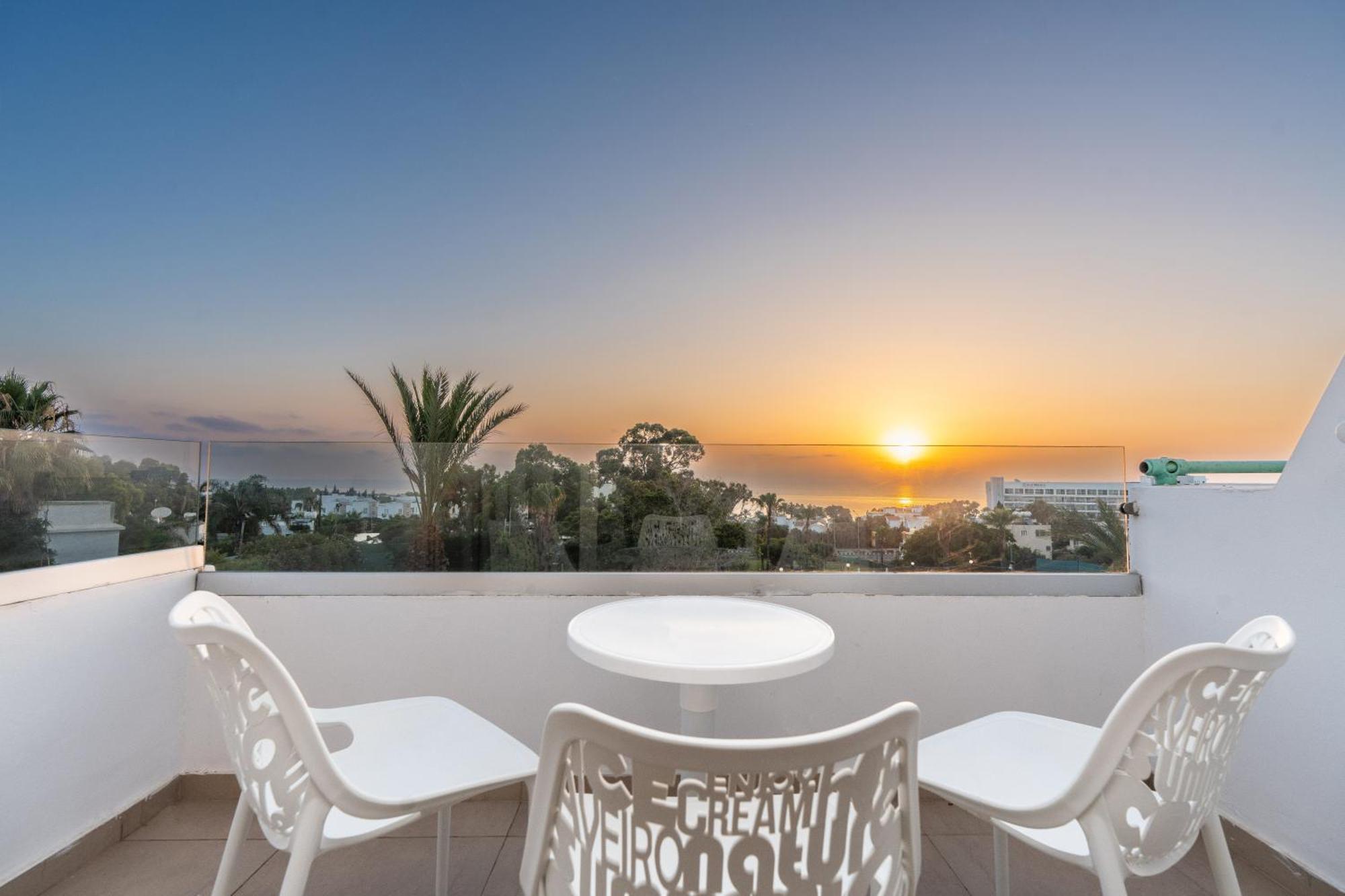 Triple Room with Sea View (2 Adults + 1 Child)