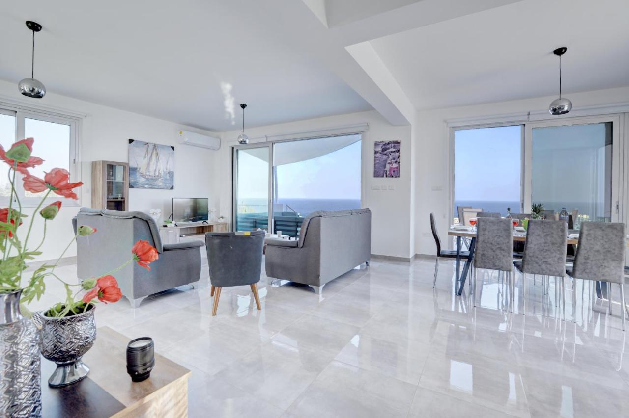 Villa mit 4 Schlafzimmern und Pool