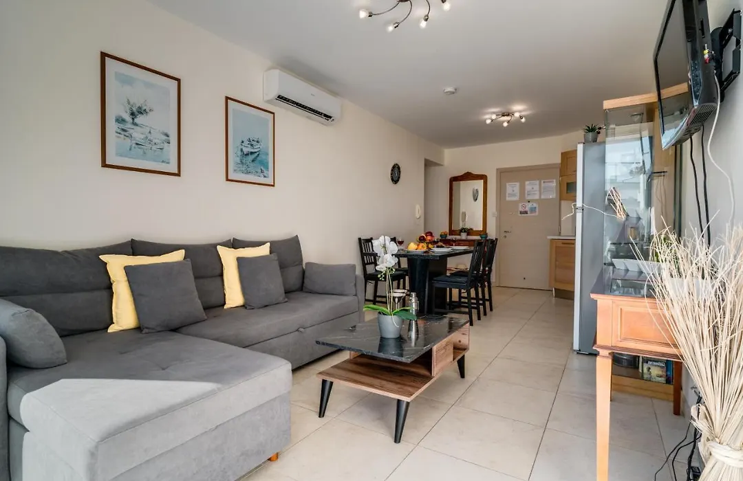 Fig Tree Beach Apartment 2-1