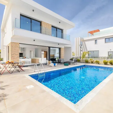 Lola By The Bay Villa-3